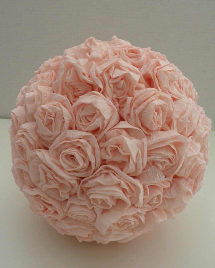 Como fazer Bolas de rosas de papel crepom