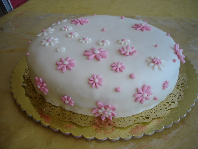 Bolo de aniversário 51 anos feminino - Montando Minha Festa  Bolos de  aniversário, Bolo lindo de aniversário, Bolo de aniversario adulto