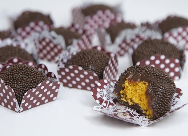 Como fazer Brigadeiro com bolo de cenoura dentro