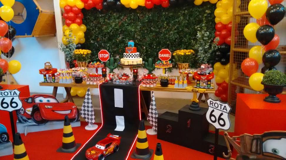 INSPIRAÇÕES DE BOLOS PARA FESTA INFANTIL NO TEMA CARROS, DA DISNEY.