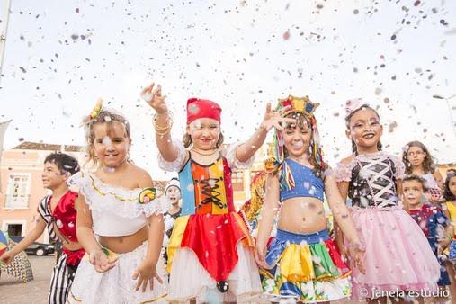 Como organizar uma festa de carnaval em casa para as crianças