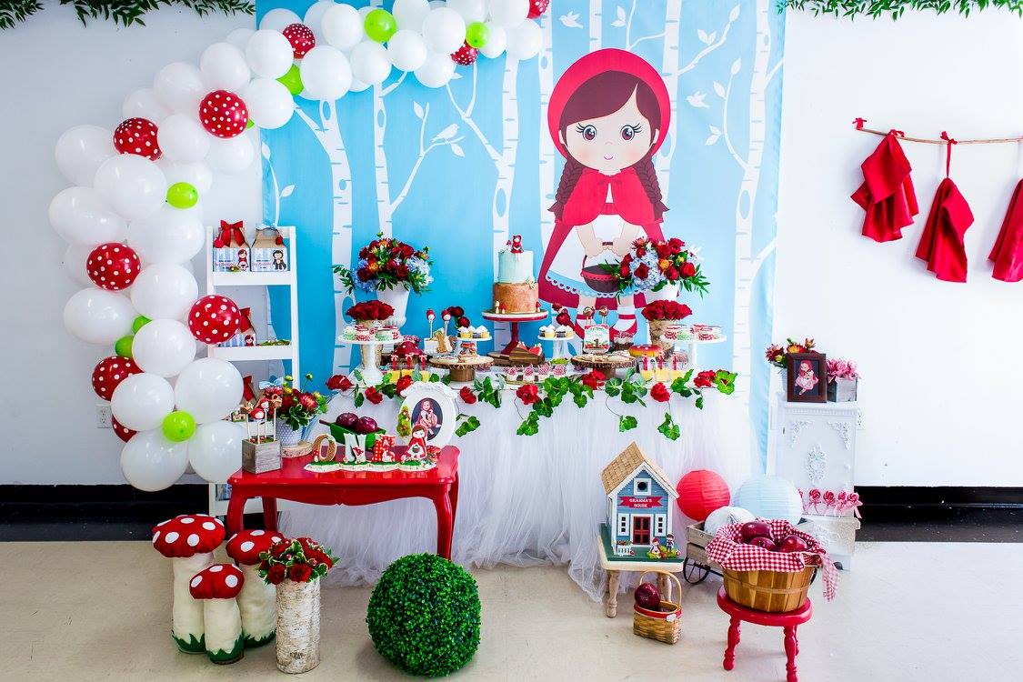 Fazendo a Nossa Festa - Lindíssimo bolo com o tema Chapeuzinho Vermelho!😍  Credito: @leilanevanessa Decoração @leilanevanessa Bolo @janeecarolbolos  Doces decorados @marisweetgifts Bem vividos @bcsaborde_mel Arranjos  @floresonlinern Lancheiras, centros